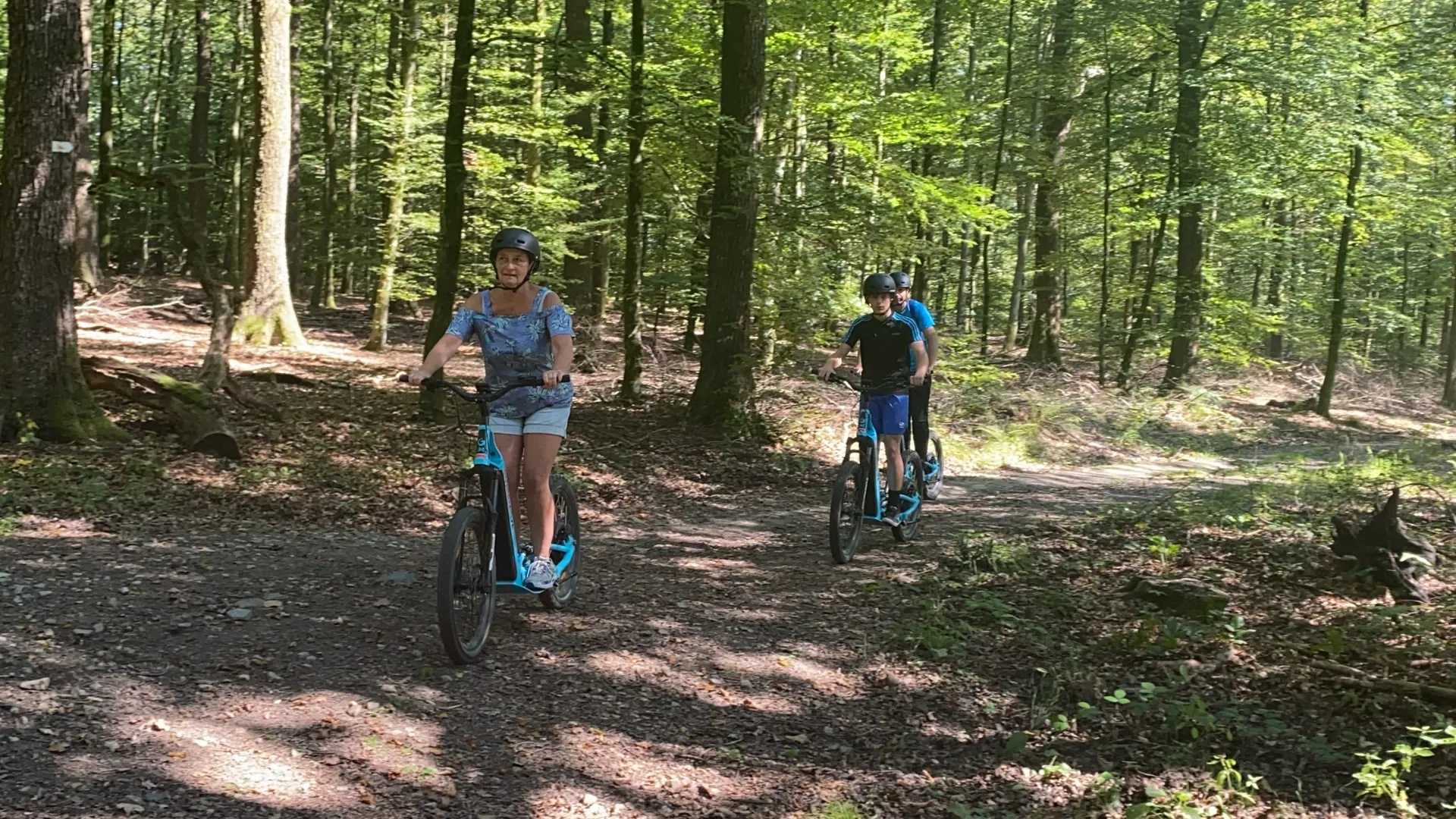 Balade en trottinette électrique tout-terrain I.D. Trotti dans une forêt des Ardennes belges près de Bastogne.